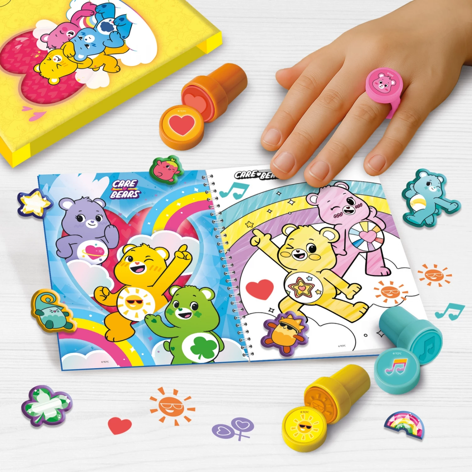 CARE BEARS KREATIVNA KNJIGA SA STIKERIMA I PEČATIMA LISCIANI